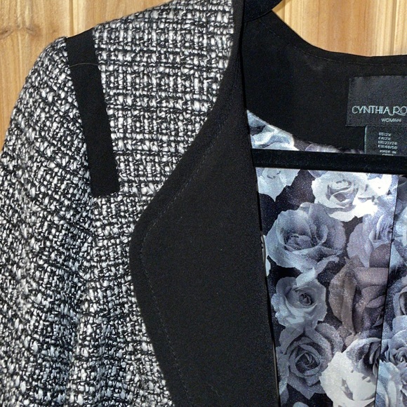 Cynthia rowley 2X gray and black coat with floral inner design - Picture 5 of 6